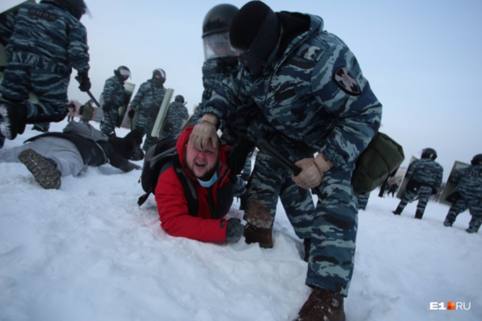 Взята силой была. ОМОН И женщины на снегу. Спецназовец задержание. Снежный ОМОН.