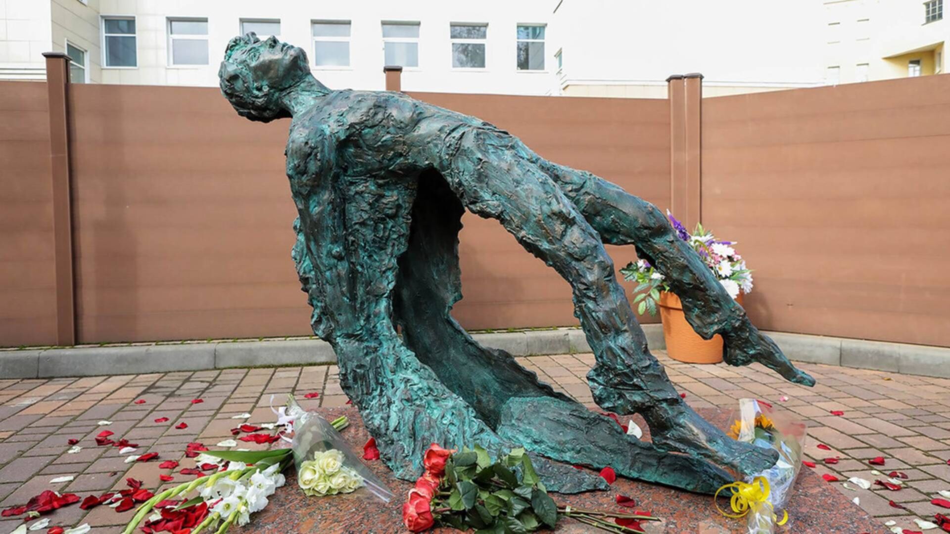 Памятники скульптуры москвы. Памятник Есенину в Москве Потоцкого. Памятник Есенина в Москве новый. Скульптура Есенина в Москве новая. Есенин Потоцкий скульптура.