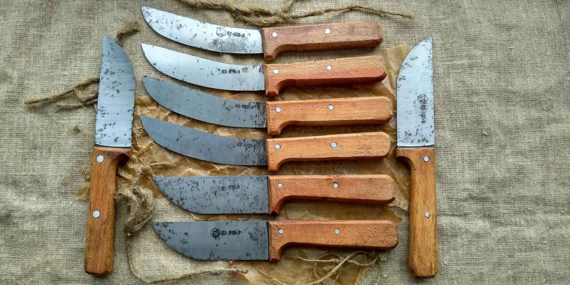 Выживальщики 5. Ножи для мясокомбината. Снаряжение выживальщика. Путешественник выживальщик крис маккендлес. Выживальщик беар гриллс.