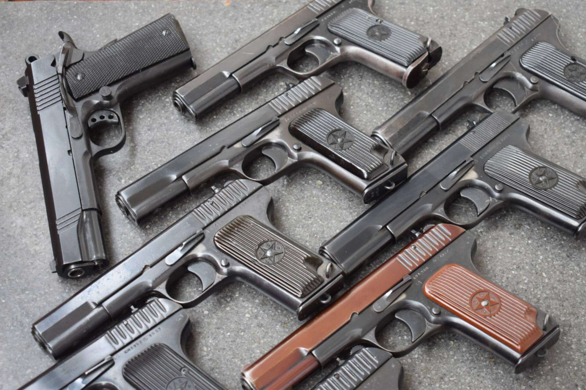 62 боевой. Два тт в руках. Два тт. Тт-т красный затвор. Револьвер тульский токарев.