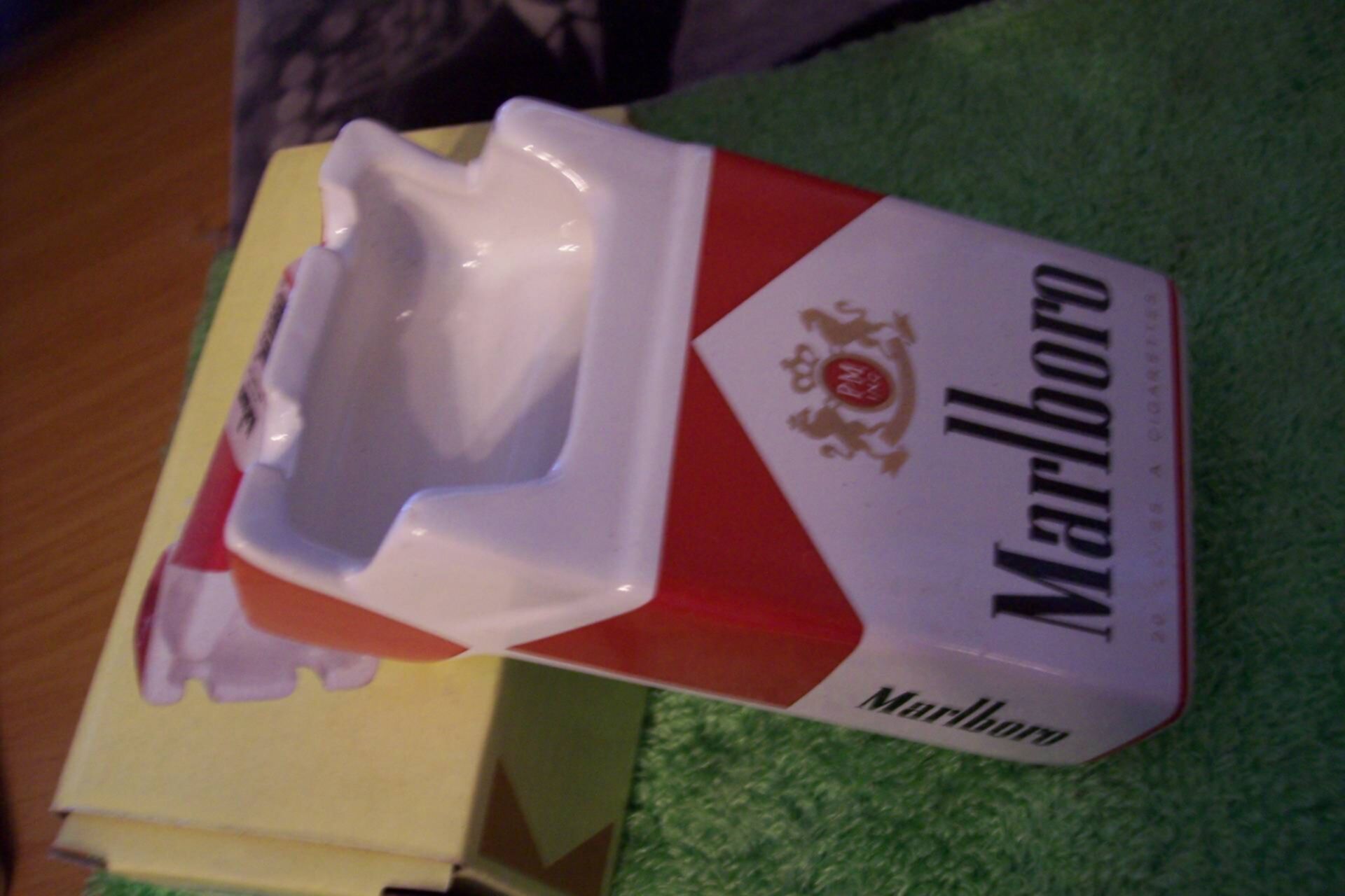 Пепельница мальборо. Пепельница мальборо. Пепельница мальборо. Пепельница литьё 1825. Фарфоровая пепельница мальборо.