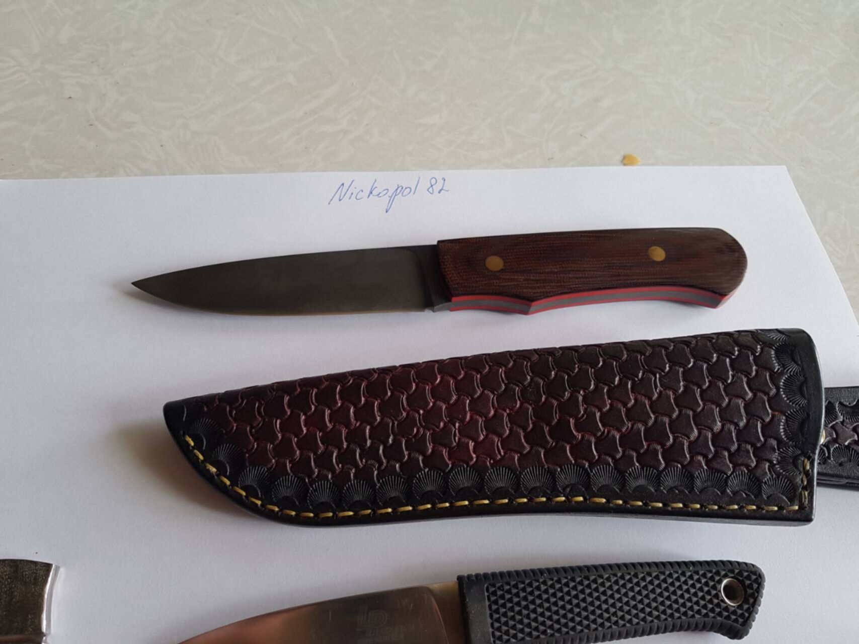 алмазка береста. деревянный нож в ножнах. ножи н новгорода. нож боуи без гарды. ножны для ножа.