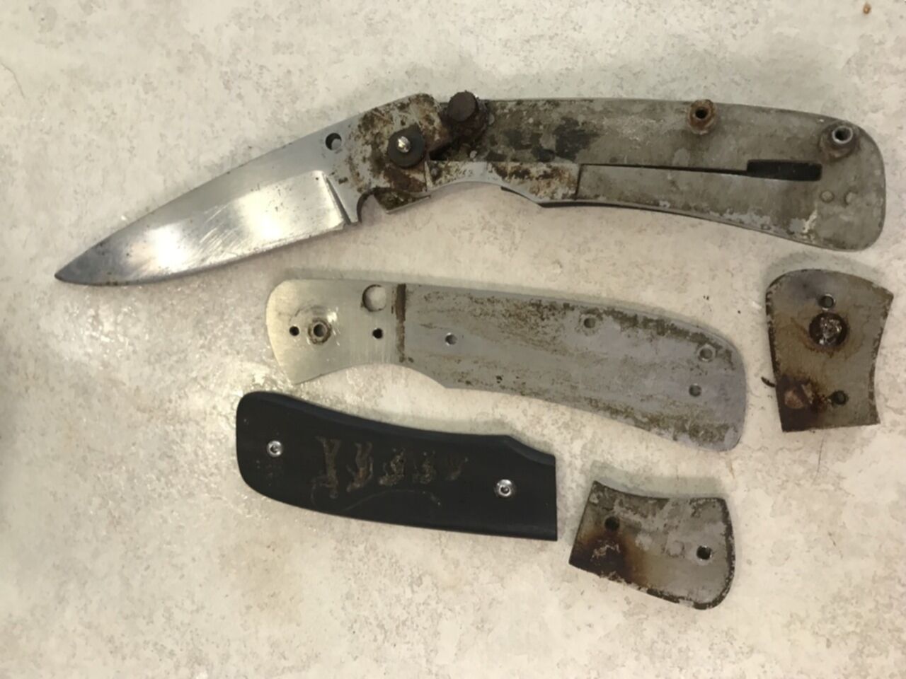 Здесь нож. Нож умершего. Нож умершего. Нож умеров а. Нож умершего.