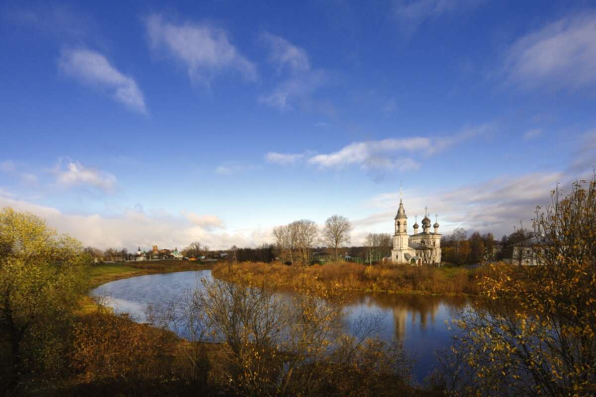 Церковь на берегу реки