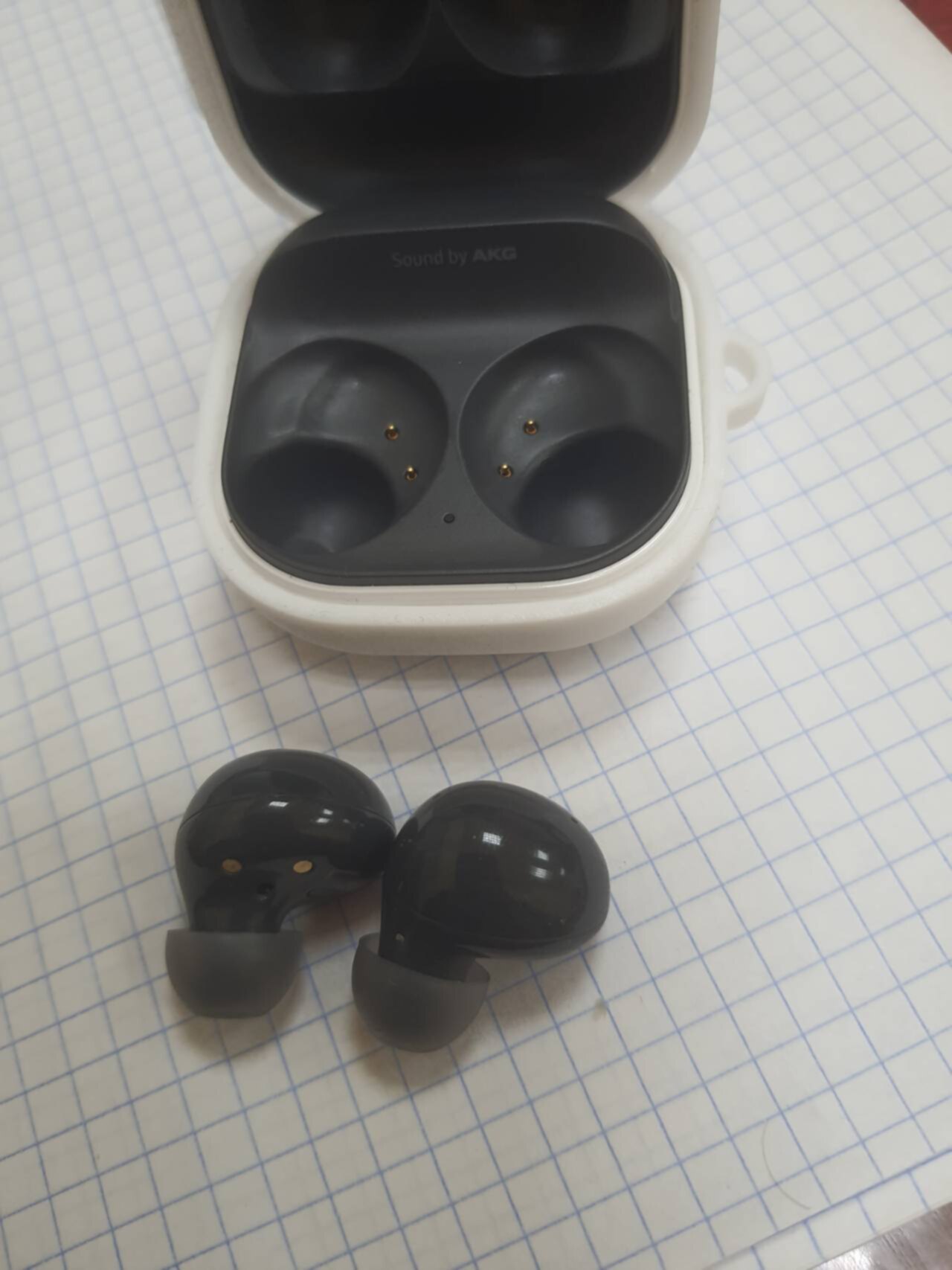 Наушники samsung buds 2. Копия наушников самсунг Бадс 2. Обзор наушников Samsung Buds. Устройство наушников самсунг Бадс 2.