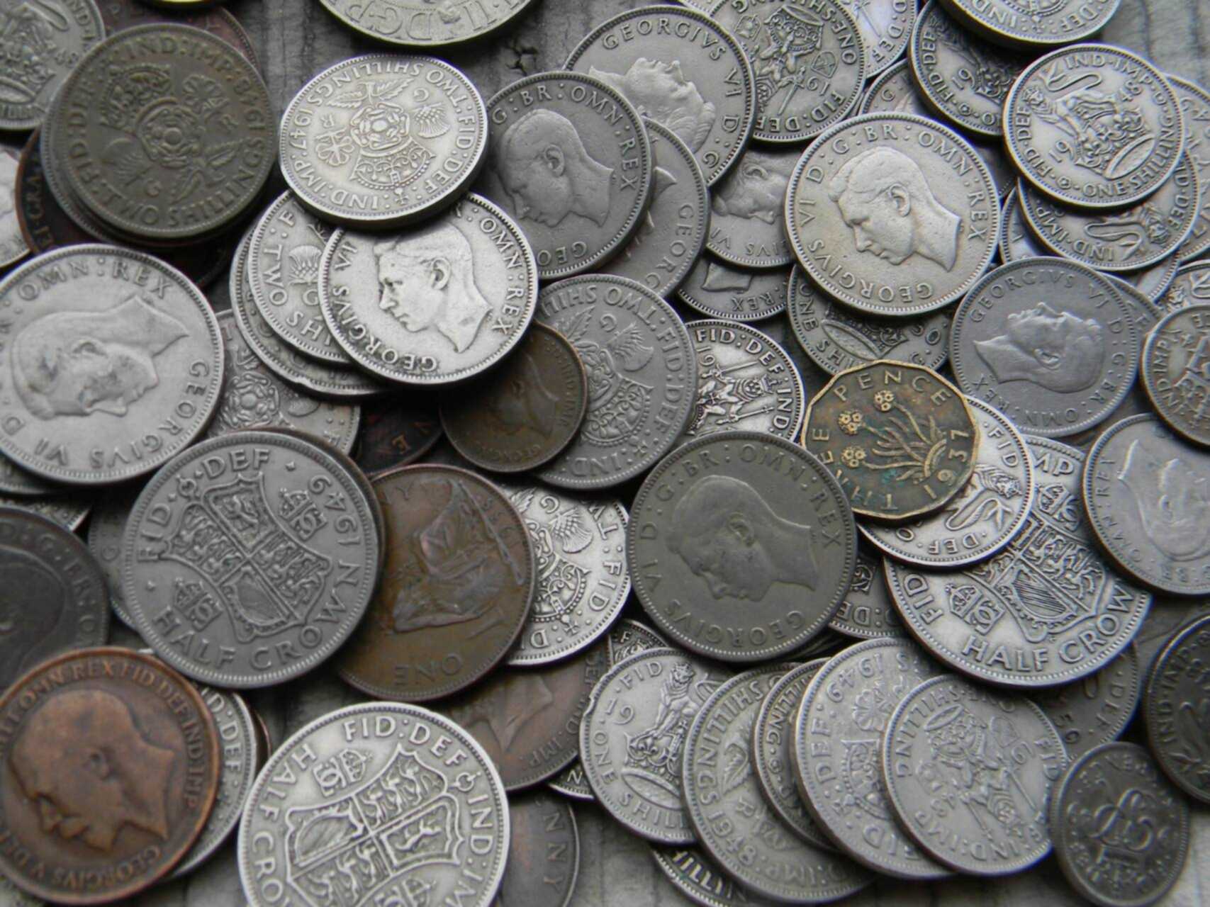 император крисп. старинные монеты башня. старинные монеты башня. антикварные пуговицы. старинные монеты.