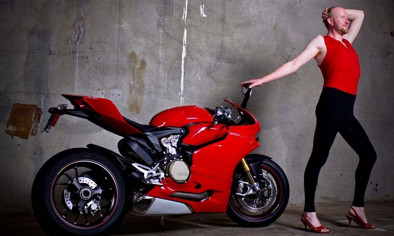 Ducati Panigale с девушкой