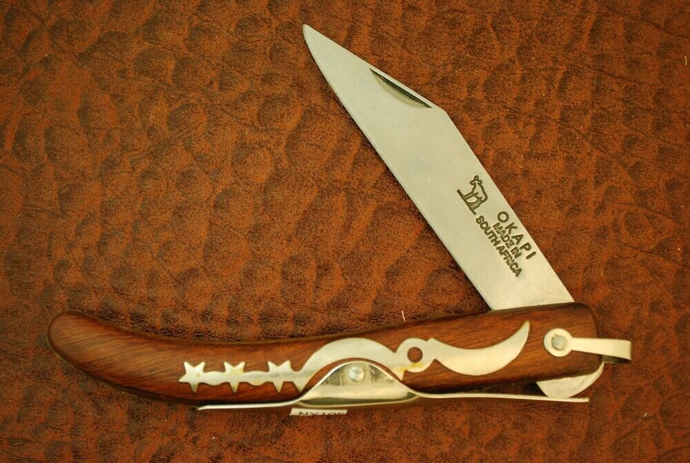 Woods blades. Нож Okapi механизм. Африканский ножик цветной тоненький. Запирающий механизм складного ножа окапи.