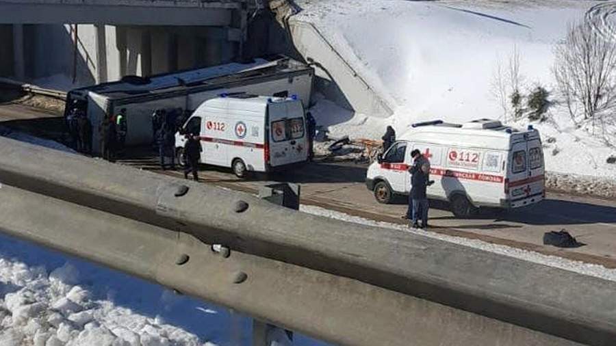 Авария рейсовый автобус. Авария автобуса в Московской области. В Подмосковье автобус упал с эстакады. Автобус сорвался с моста. ДТП С автобусом на Волоколамском шоссе.