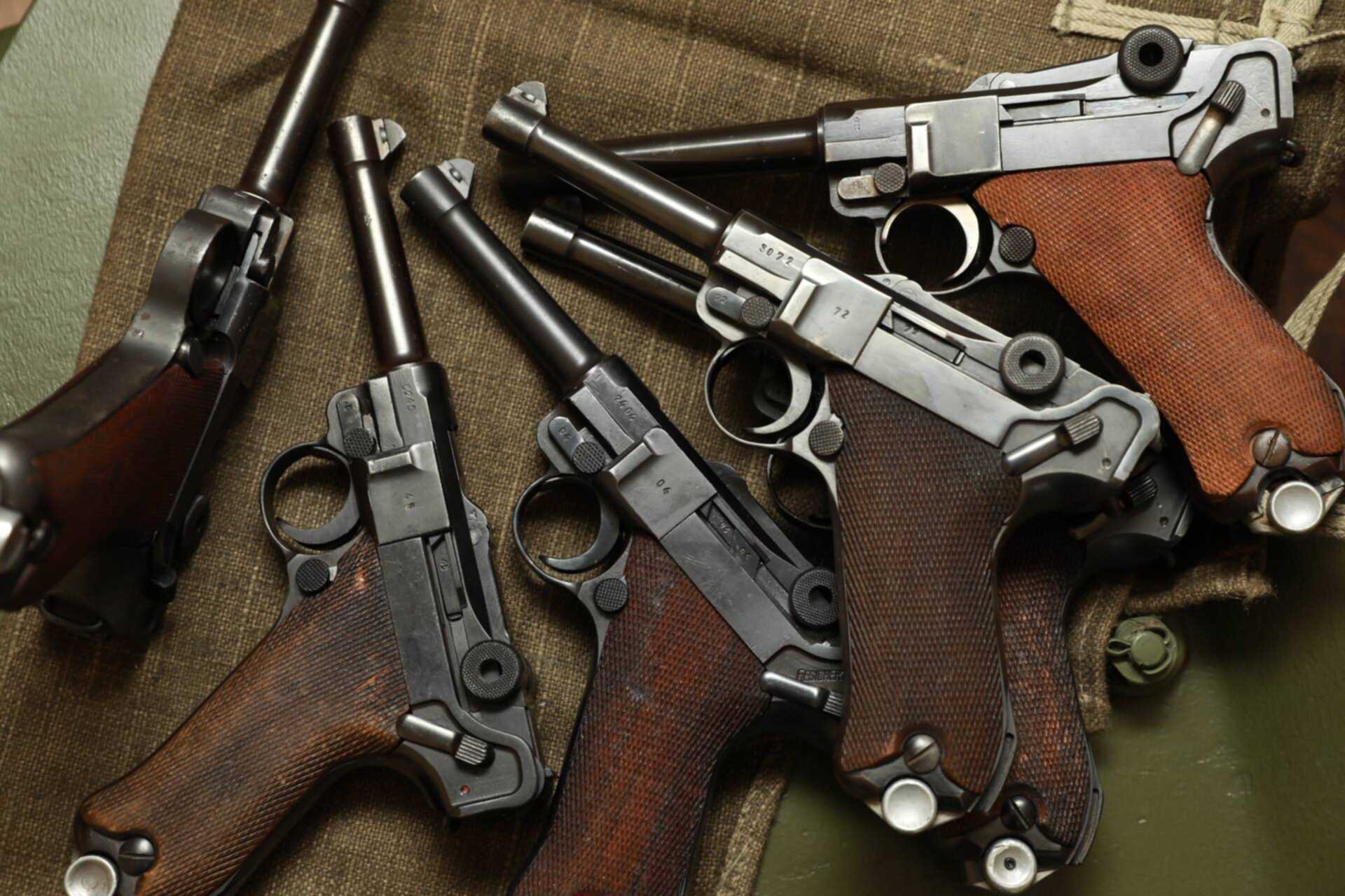 Хрома люгер мм2. Люгер Сталина. Люгер в чемодане. World of Guns Luger. Картинка Люгер как Калашников.