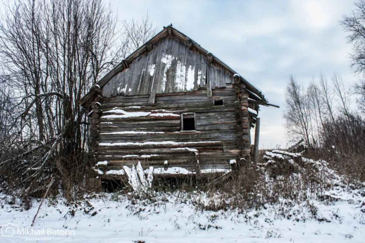 Вятский хутор последние. Старый дом в деревне. Старинные дома в деревне. Заброшенные Деревенские дома. Заброшенные дома в деревнях.