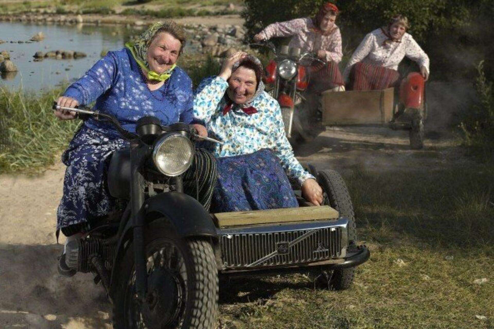 Веселое про деревню. Остров Кихну Эстония. Бабки на мотоцикле. Деревенский мотоцикл. Бабки на мотоцикле с коляской.