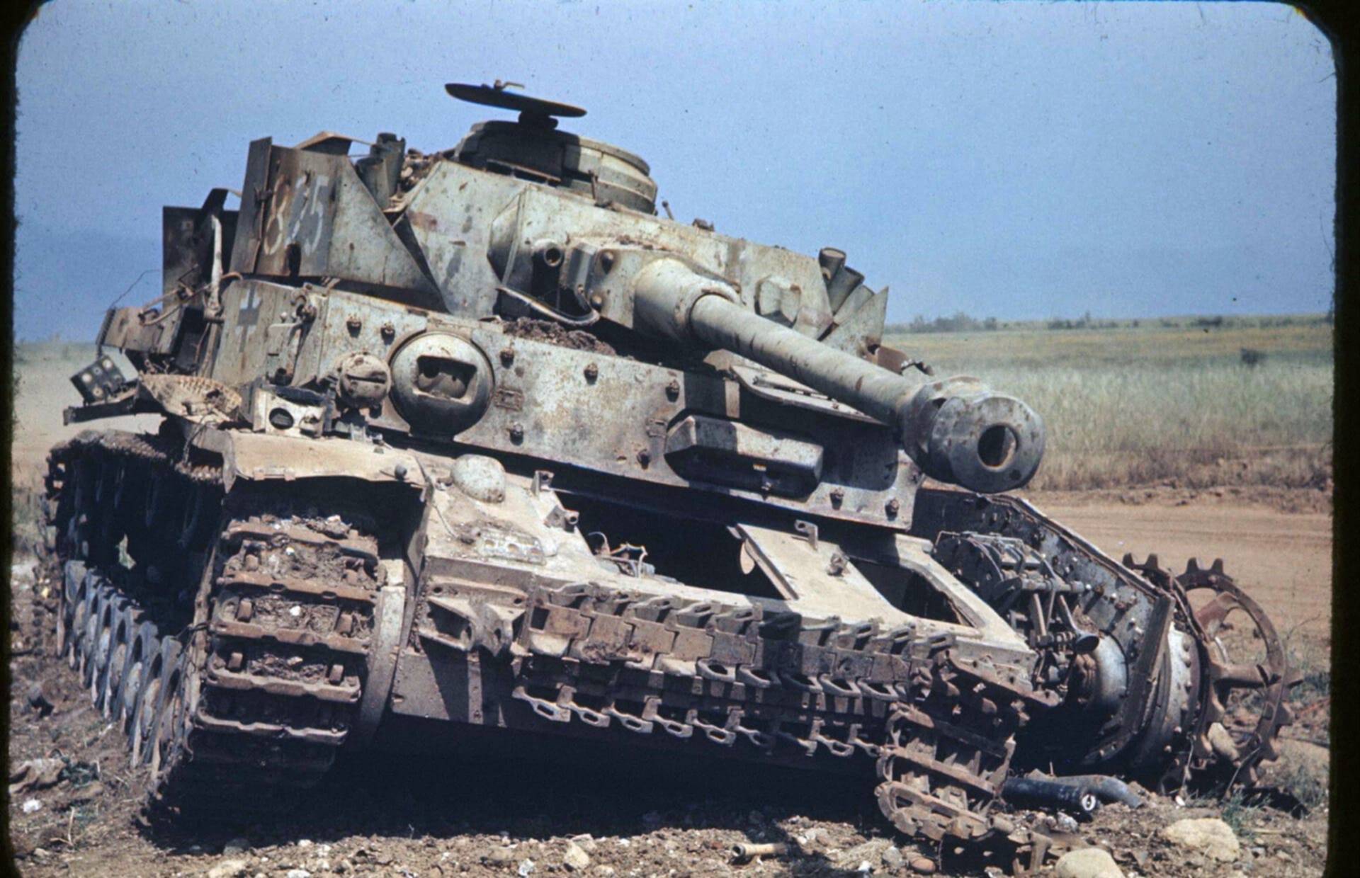 Видео немецких танков. Подбитый танк PZ 4. Т4 тигр немецкий танк. Танк т-4 немецкий. Танк т-4 подбитый.