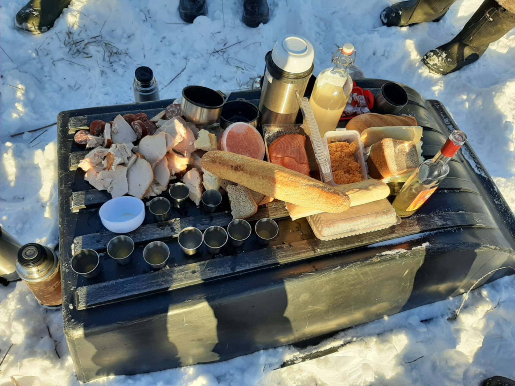 Охота продолжение. В зимовье валялась небрежно щипаная птица и стрелянные гильзы. Писчюха Ната кала в зимовье травы. Михаил Карпов Ленск зимовье смерть. День рождения днюха на природе на рыбалке река зимовье избушка фото.