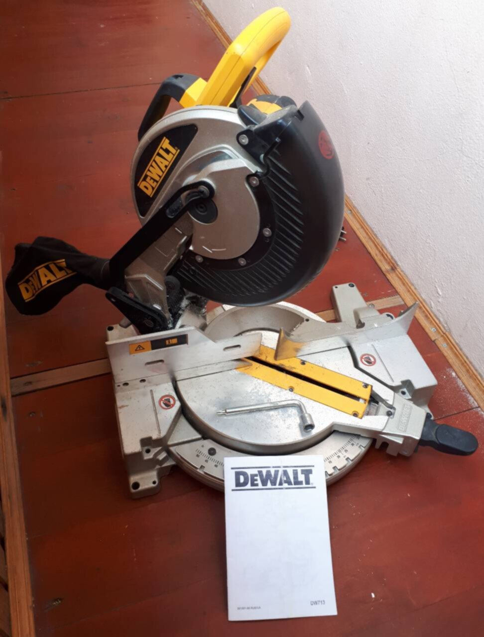 Dewalt dw713. Торцовочная пила DEWALT dw713. Мк61007 пила торцовочная. Торцовочная пила девольт ДВС 727. Дисковая пила на станине.