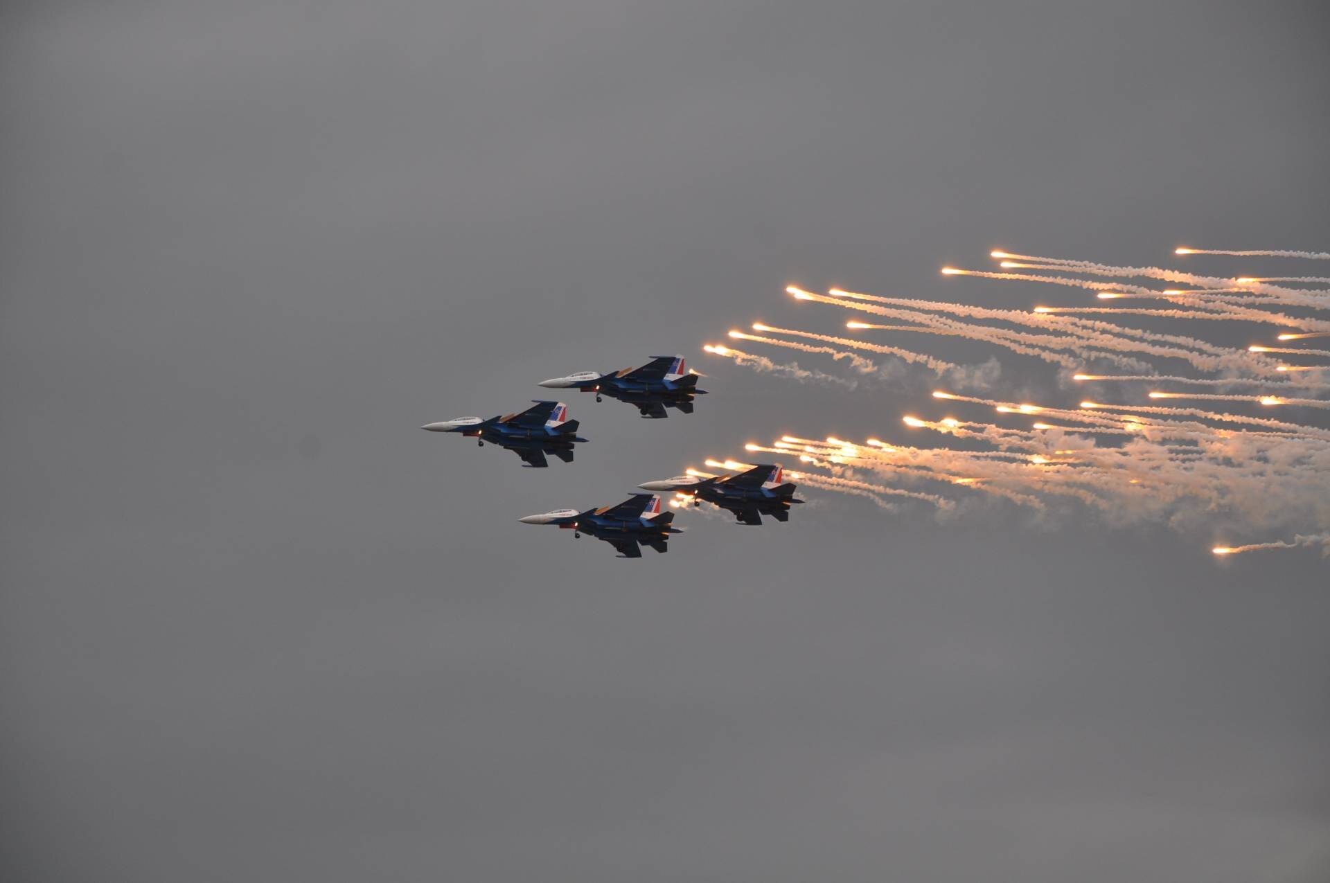 авиашоу новосибирск. воздушные войска. военно-воздушные силы (ввс). трюки высшего пилотажа. шоу самолетов.