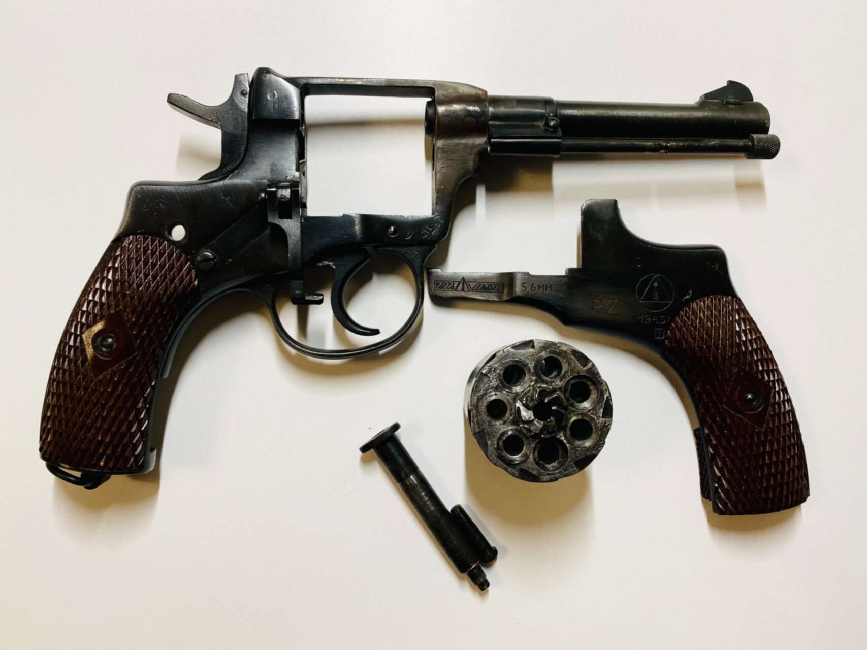 Револьвер сталкер. Наган р2. МР 313 1932. 2 Револьвера. Р-92 револьвер.