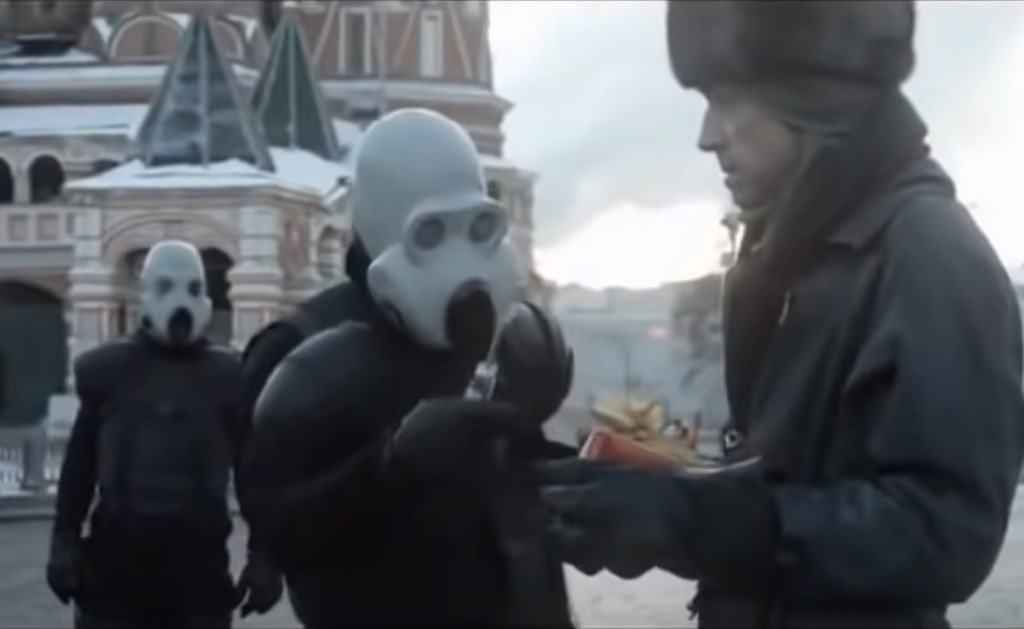 Пушной такси клип. Рамштайн такси. Клип рамштайн робот на мотоцикле. Пушной рамштайн зеленоглазое такси. Зеленоглазое такси клип.