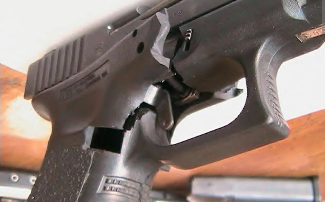 Неисправное вооружение. Признаки неисправности огнестрельного оружия. Сломанный автомат. Впо 136 366 ткм. Склад оружия.