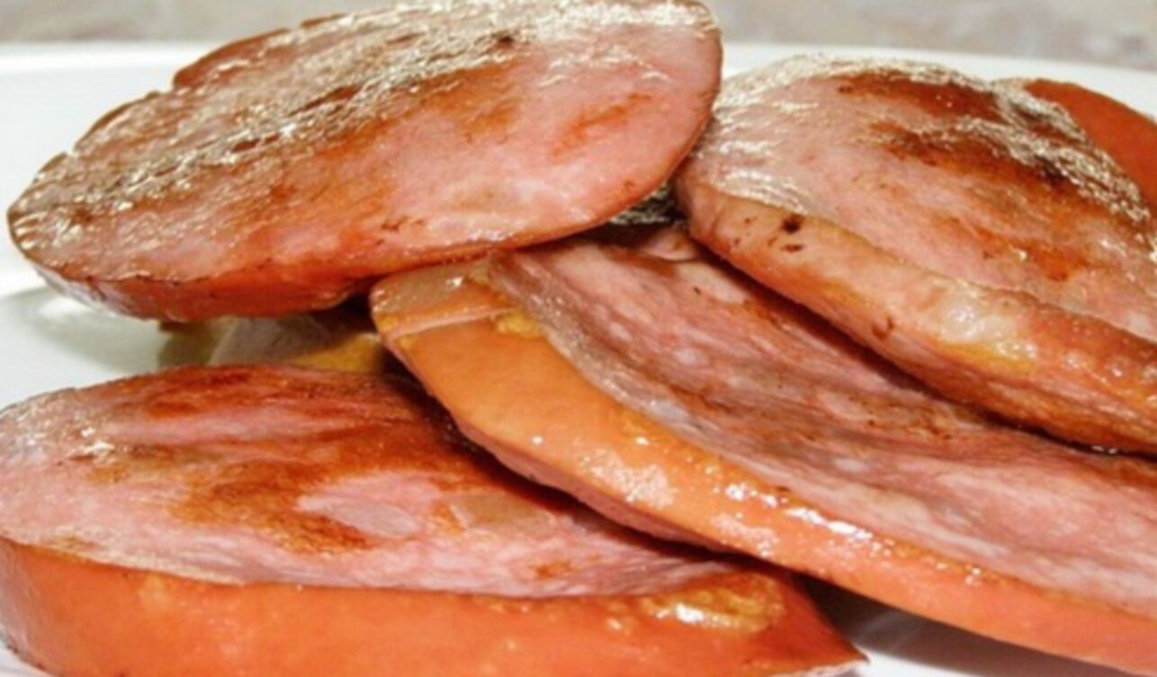 Жареные колбаски фото. Жареная докторская колбаса. Колбаски домашние. Жареная колбаса. Жареная колбаса.